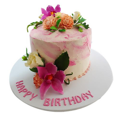 Designer cake with natural like flowers