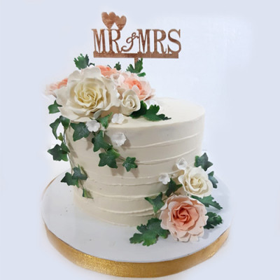  Engagement Cake with Roses and Cake Topper
