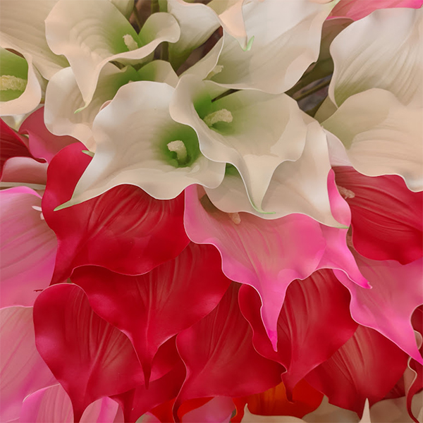 Add a touch of modern elegance to your décor with this exquisite artificial calla lily.