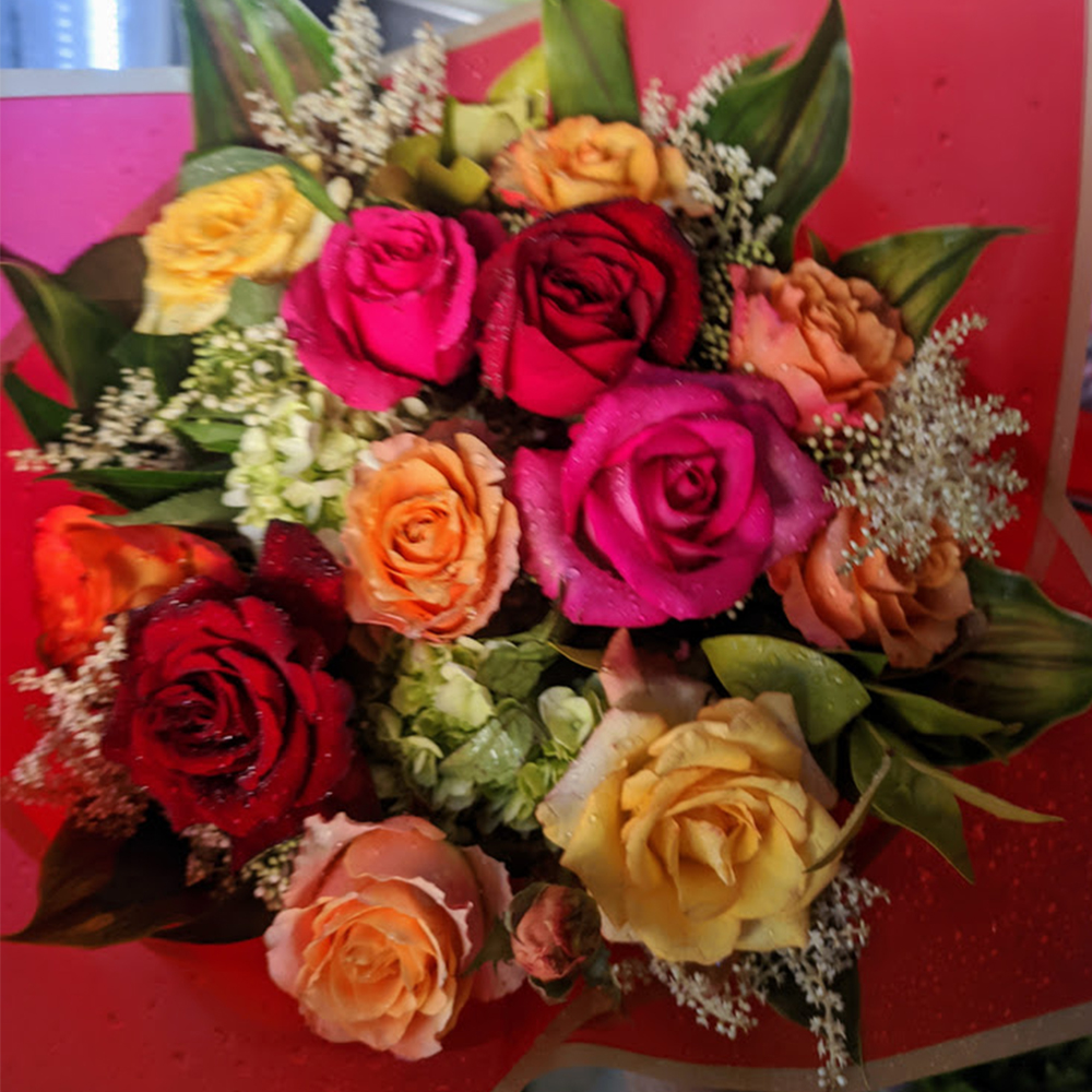 Experience the enchanting harmony of textures and colors with our exquisite 12 Mixed Roses